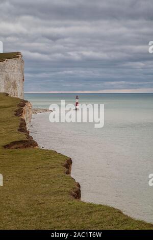 Chalk Cliffs e faro di Beachy Head Foto Stock