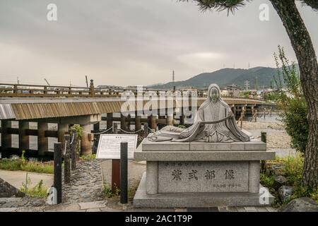 Statua di Murasaki Shikibu, l'autore del racconto di Genji, accanto a Uji bashi bridge a Uji, Kyoto Foto Stock