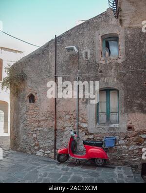 Foto di strada in una tipica cittadina italiana di Castelmola, Sicilia Foto Stock