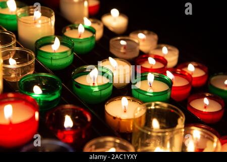 Candele Votive Rack in una chiesa in tournée in Francia Foto Stock