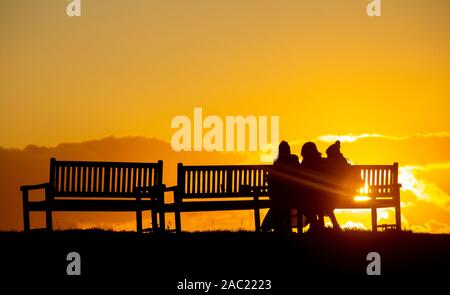 Tynemouth, Inghilterra, Regno Unito. 30 Novembre, 2019. Meteo: osservare il tramonto su un freddo gelido e sub zero sabato a Tynemouth sulla costa nord est. Credito: Alan Dawson /Alamy Live News Foto Stock