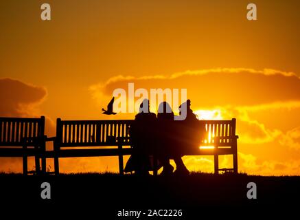 Tynemouth, Inghilterra, Regno Unito. 30 Novembre, 2019. Meteo: osservare il tramonto su un freddo gelido e sub zero sabato a Tynemouth sulla costa nord est. Credito: Alan Dawson /Alamy Live News Foto Stock