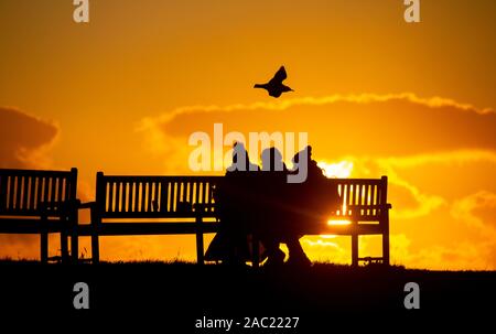 Tynemouth, Inghilterra, Regno Unito. 30 Novembre, 2019. Meteo: osservare il tramonto su un freddo gelido e sub zero sabato a Tynemouth sulla costa nord est. Credito: Alan Dawson /Alamy Live News Foto Stock