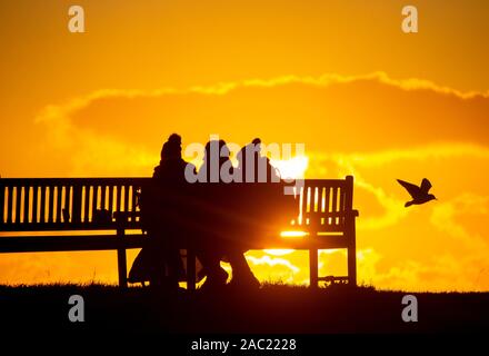 Tynemouth, Inghilterra, Regno Unito. 30 Novembre, 2019. Meteo: osservare il tramonto su un freddo gelido e sub zero sabato a Tynemouth sulla costa nord est. Credito: Alan Dawson /Alamy Live News Foto Stock