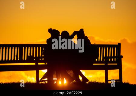 Tynemouth, Inghilterra, Regno Unito. 30 Novembre, 2019. Meteo: Sunrise selfie su un freddo gelido e sub zero sabato a Tynemouth sulla costa nord est. Credito: Alan Dawson /Alamy Live News Foto Stock