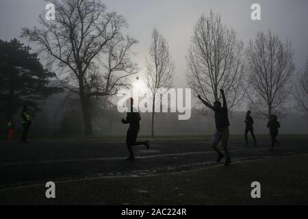 Finsbury Park, a nord di Londra, Regno Unito. 30 Novembre, 2019. Il congelamento condizioni di nebbia attraverso il nord di Londra. Credito: Dinendra Haria/Alamy Live News Foto Stock