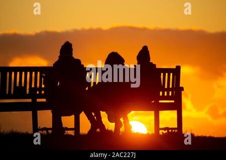 Tynemouth, Inghilterra, Regno Unito. 30 Novembre, 2019. Meteo: osservare il tramonto su un freddo gelido e sub zero sabato a Tynemouth sulla costa nord est. Credito: Alan Dawson /Alamy Live News Foto Stock