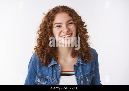 Affascinante lucky queer ragazza europea lo zenzero curly-pelose lentiggini brufoli sorridente largamente senza trucco divertendosi accettare difetti auto-amore corpo Foto Stock