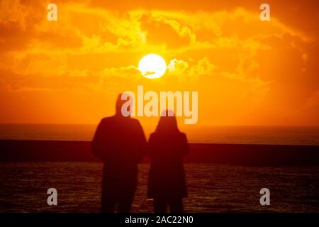 Tynemouth, Inghilterra, Regno Unito. 30 Novembre, 2019. Meteo: osservare il tramonto su un freddo gelido e sub zero sabato a Tynemouth sulla costa nord est. Credito: Alan Dawson /Alamy Live News Foto Stock