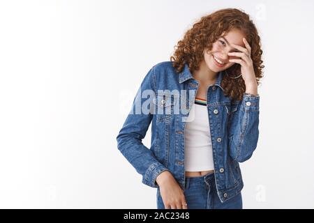 Carino insicuro arrossendo giovane ragazza adolescente redhead, curly-haired con lentiggini nascondere l'acne fronte scomodo prendere foto mentre brufoli, provare ad accettare Foto Stock