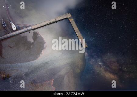 Incredibile antenna astratta drone immagini del paesaggio su Coniston Water all alba d'autunno bella mattina autunnale Foto Stock