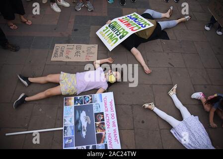 Thailandia. 29 Nov, 2019. Popolo Thai prendere parte in una 'die-NELL', dove i riscontri giacciono a terra e far finta di morire, che simboleggiano l'impatto del cambiamento climatico nella parte anteriore del Parco Lumphinee a Bangkok, in Thailandia. (Foto di Vichan Poti/Pacific Stampa) Credito: Pacific Press Agency/Alamy Live News Foto Stock