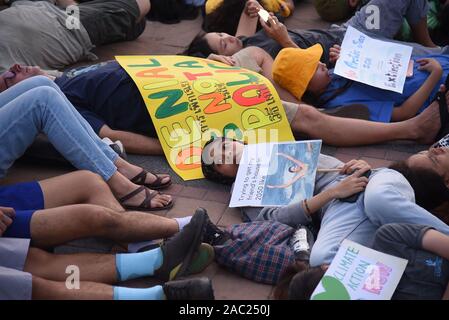 Thailandia. 29 Nov, 2019. Popolo Thai prendere parte in una 'die-NELL', dove i riscontri giacciono a terra e far finta di morire, che simboleggiano l'impatto del cambiamento climatico nella parte anteriore del Parco Lumphinee a Bangkok, in Thailandia. (Foto di Vichan Poti/Pacific Stampa) Credito: Pacific Press Agency/Alamy Live News Foto Stock