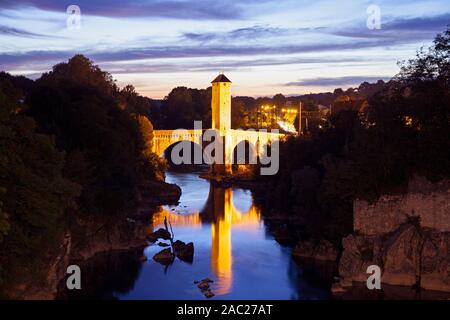 L'Europa, Francia, Nouvelle-Aquitaine, Orthez, XIV secolo il ponte di pietra attraverso il Gave de Pau di notte Foto Stock