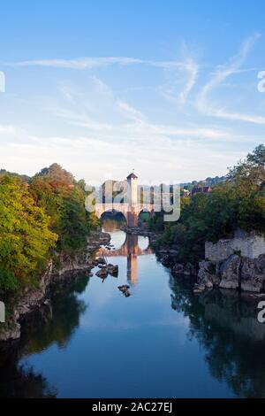 L'Europa, Francia, Nouvelle-Aquitaine, Orthez, XIV secolo il ponte di pietra attraverso il Gave de Pau Foto Stock