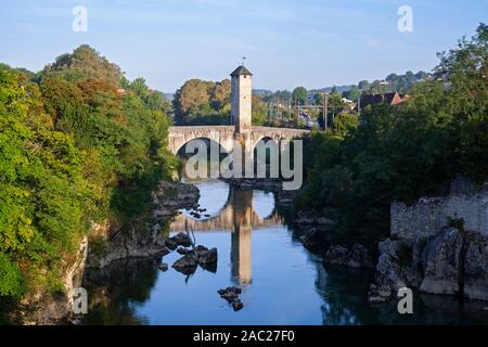 L'Europa, Francia, Nouvelle-Aquitaine, Orthez, XIV secolo il ponte di pietra attraverso il Gave de Pau Foto Stock