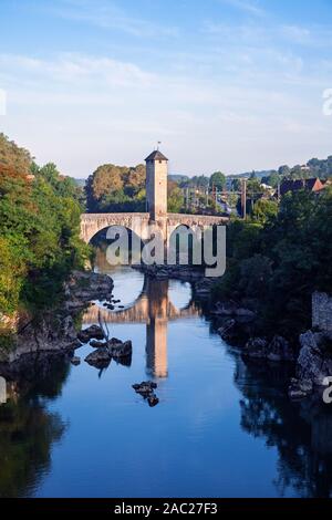 L'Europa, Francia, Nouvelle-Aquitaine, Orthez, XIV secolo il ponte di pietra attraverso il Gave de Pau Foto Stock