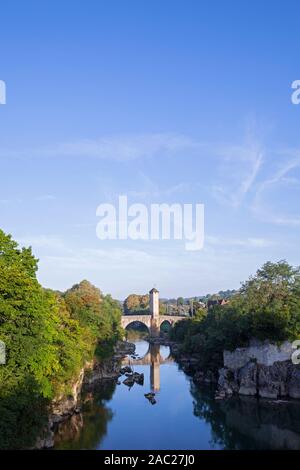 L'Europa, Francia, Nouvelle-Aquitaine, Orthez, XIV secolo il ponte di pietra attraverso il Gave de Pau Foto Stock