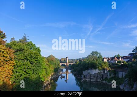 L'Europa, Francia, Nouvelle-Aquitaine, Orthez, XIV secolo il ponte di pietra attraverso il Gave de Pau Foto Stock