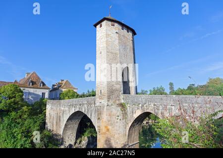 L'Europa, Francia, Nouvelle-Aquitaine, Orthez, XIV secolo il ponte di pietra attraverso il Gave de Pau Foto Stock