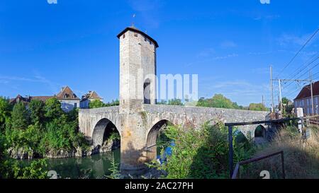 L'Europa, Francia, Nouvelle-Aquitaine, Orthez, XIV secolo il ponte di pietra attraverso il Gave de Pau Foto Stock