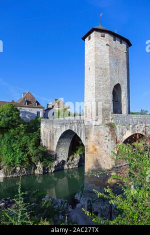 L'Europa, Francia, Nouvelle-Aquitaine, Orthez, XIV secolo il ponte di pietra attraverso il Gave de Pau Foto Stock