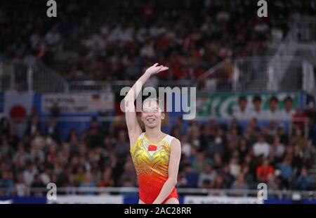 Tokyo, Giappone. 30 Novembre, 2019. Huang Yanfei della Cina onde da spettatori dopo aver terminato il suo movimento durante le donne del trampolino semifinale alla XXXIV FIG trampolino ginnastica Campionati del mondo a Tokyo in Giappone, nov. 30, 2019. Credito: Du Natalino/Xinhua/Alamy Live News Foto Stock