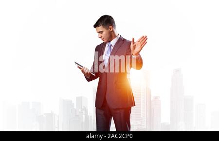 Uomo caucasico in business suit e tirante Foto Stock