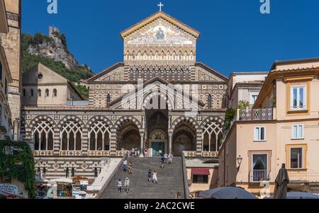 Positano, Italia - 12 agosto 2019: i turisti a piedi su per le scale della Cattedrale di Amalfi in estate Foto Stock