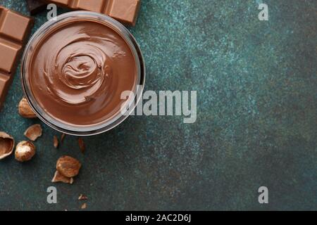 La diffusione di cioccolato o crema al torrone con nocciole in tempo di Natale Foto Stock