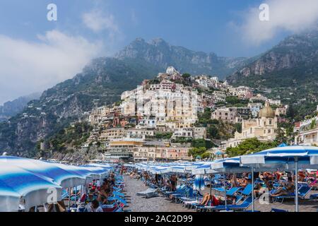 Positano, Italia - 12 agosto 2019: le persone godono di estate tempo in spiaggia a Positano in Costiera Amalfitana Foto Stock