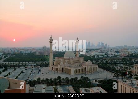 L'Al Fateh grande moschea in Manama del Bahrein contro Patel Color Cielo di tramonto Foto Stock