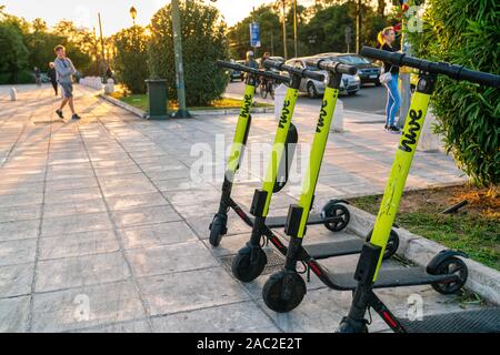 3 Novembre 2019 - Atene, Grecia. Hive elettrico scooter. Uno scooter-sistema di condivisione nella capitale della Grecia. Foto Stock