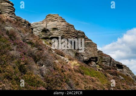 Weathered gritstone massi a squillare Roger, Kinder Scout Foto Stock