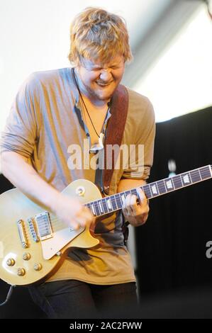 Brad Shultz di gabbia l'Elefante esegue al 2008 Coachella Music Festival di Indio. Foto Stock