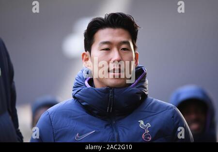 Londra, Regno Unito. 30 Novembre, 2019. Tottenham Hotspur Stadium, Londra, Regno Unito. 30 Novembre, 2019. English Premier League Football, Tottenham Hotspur versus AFC Bournemouth; Figlio Heung-min del Tottenham Hotspur ispeziona il passo prima di kick off - rigorosamente solo uso editoriale. Nessun uso non autorizzato di audio, video, dati, calendari, club/campionato loghi o 'live' servizi. Online in corrispondenza uso limitato a 120 immagini, nessun video emulazione. Nessun uso in scommesse, giochi o un singolo giocatore/club/league pubblicazioni Credito: Azione Sport Plus/Alamy Live News Foto Stock
