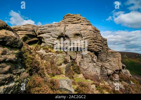 Weathered gritstone massi a squillare Roger, Kinder Scout Foto Stock