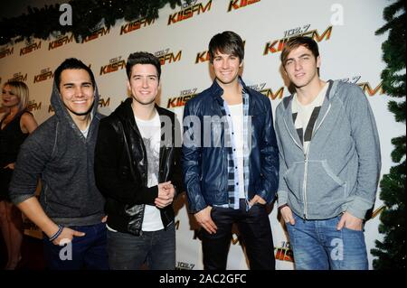 (L-R) Carlos Pena Jr, Logan Henderson, James Maslow e Kendall Schmidt di Big Time Rush arriva a 102,7 KIIS FM Jingle della sfera 2011 a Nokia Theater L.A. Vivere il 3 dicembre 2011 a Los Angeles, California. Foto Stock