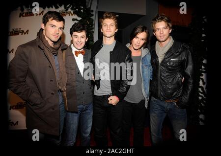 Ian Harding, Brendan Robinson, Tyler Blackburn, Keegan Allen, e Drew van Acker del grazioso e piccolo bugiardi arriva a 102,7 KIIS FM Jingle della sfera 2011 a Nokia Theater L.A. Vivere il 3 dicembre 2011 a Los Angeles, California. Foto Stock
