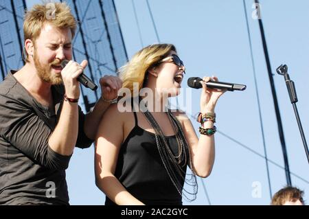 (L-R) Charles Kelley e Hillary Scott di Lady Antebellum esegue al 2009 Stagecoach Festival di Indio. Foto Stock