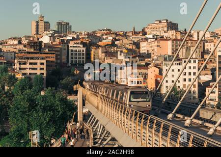 Settembre 2019; metro Halic bridge, Golden Horn, Istanbul, Turchia Foto Stock