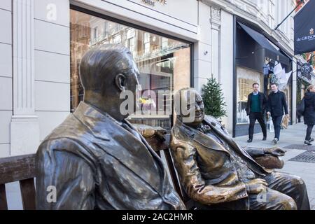 Churchill e Roosevelt alleati Scultura su Old Bond Street, Londra, Regno Unito Foto Stock