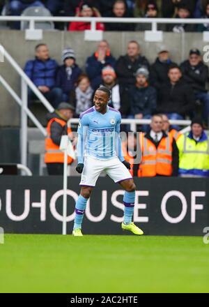 Newcastle, Tyne and Wear, Regno Unito. Il 30 novembre 2019. Newcastle, Tyne and Wear, Regno Unito. Il 30 novembre 2019; English Premier League Football, Newcastle United contro Manchester City; Raheem Sterling del Manchester City celebra il punteggio nel ventiduesimo minuto per renderlo 0-1 - rigorosamente solo uso editoriale. Nessun uso non autorizzato di audio, video, dati, calendari, club/campionato loghi o 'live' servizi. Online in corrispondenza uso limitato a 120 immagini, nessun video emulazione. Credit: Azione Plus immagini di sport/Alamy Live News Foto Stock