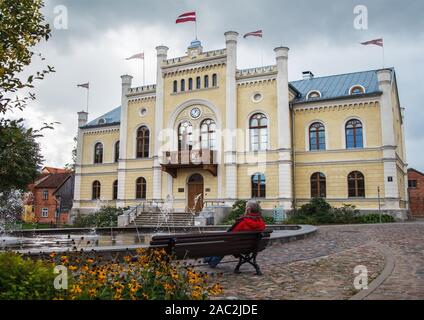 La lettonia, KULDIGA - 22 settembre: Kuldiga è una città antica con un'esclusiva architettura distintiva. Casa del governo nella città vecchia il 22 settembre 201 Foto Stock