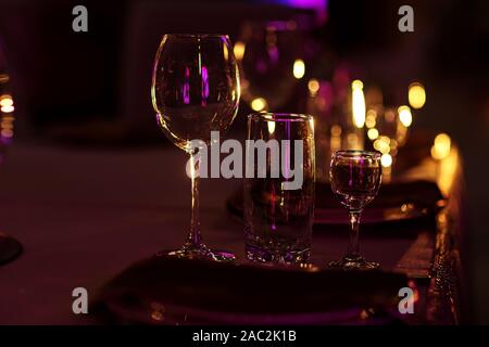 Bicchieri di vino e di uve sul tavolo di pietra. Bicchieri di vino sul tavolo su sfondo scuro. Foto Stock