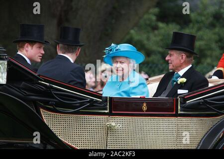 Ascot, Regno Unito, 19 giugno 2014. La regina Elisabetta II e del Principe Filippo , Duca di Edimburgo frequentare Ladies Day at Royal Ascot a Ascot Racecourse, REGNO UNITO Foto Stock