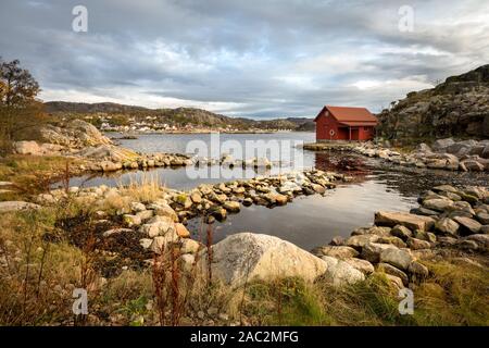 Spangereid, Norvegia, Ottobre 2019: Boat House dal fiordo Foto Stock