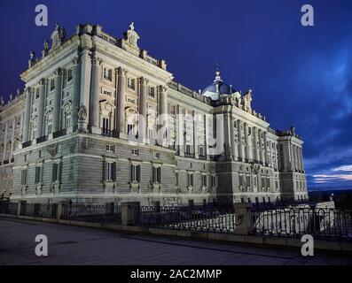 Facciata nord del Palazzo Reale (Palacio Real) di Madrid al calar della sera. Vista da Plaza de Oriente Square. Madrid, Spagna. Foto Stock