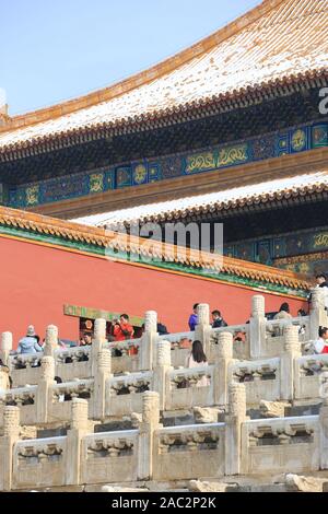 Il tetto di una sala è ricoperta di neve in Citta' Proibita, conosciuta anche come il museo del palazzo, a Pechino in Cina nel novembre 30th, 2019. Re di Pechino Foto Stock