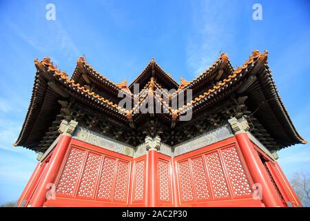 Il tetto di una sala è ricoperta di neve in Citta' Proibita, conosciuta anche come il museo del palazzo, a Pechino in Cina nel novembre 30th, 2019. Re di Pechino Foto Stock